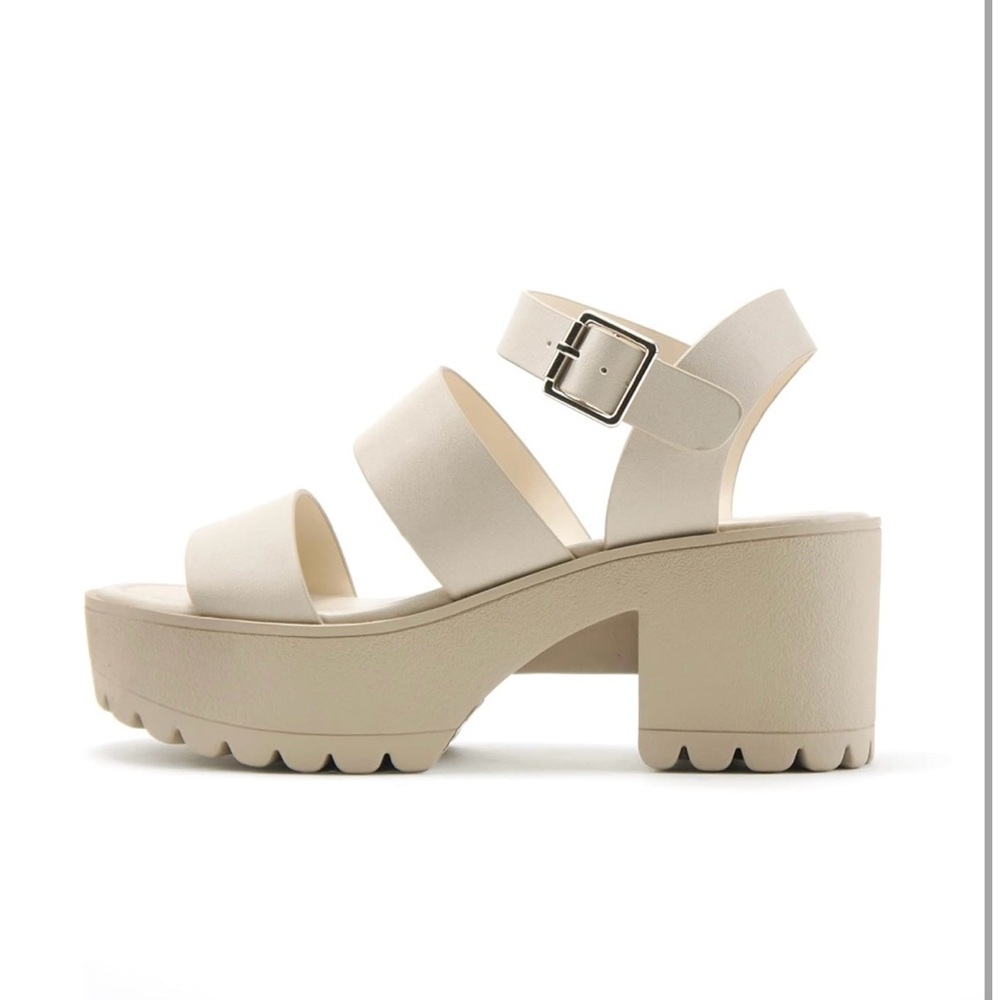 NIB Soda Account Chunky Heeled Sandal